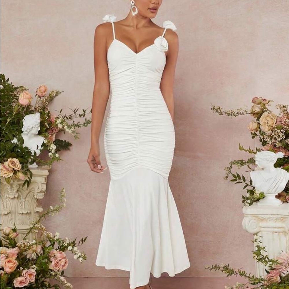 NWT Beautiful ruched dress with 3D rosette flowers